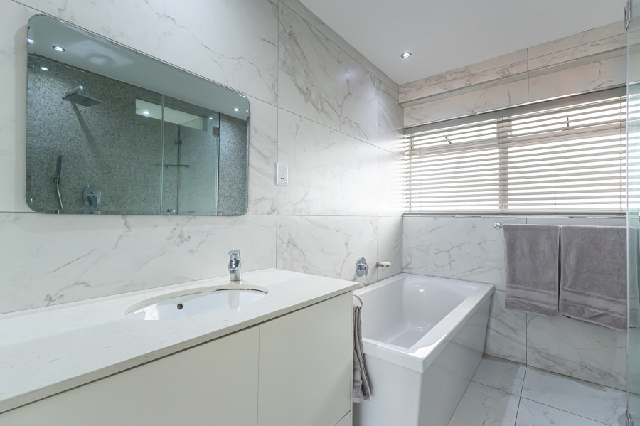 To Let 1 Bedroom Property for Rent in Sea Point Western Cape